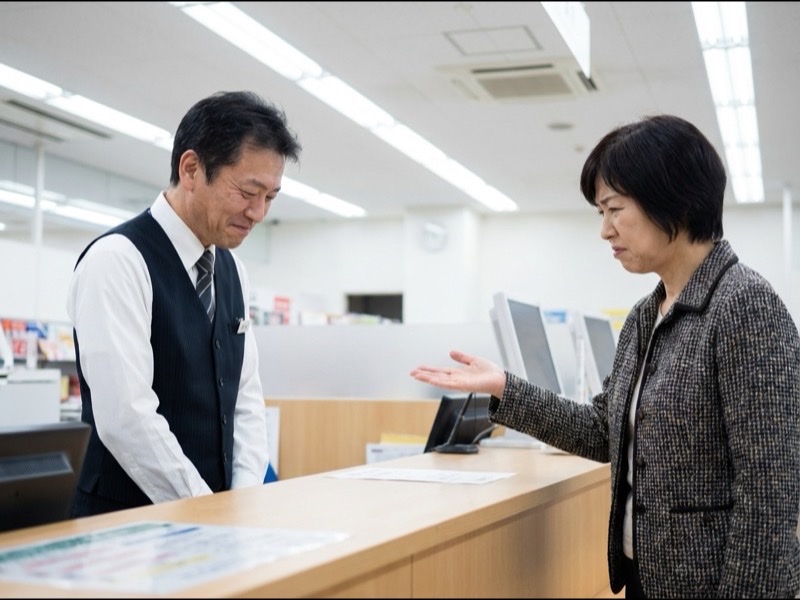 お客様からクレーム対応をするスタッフの様子